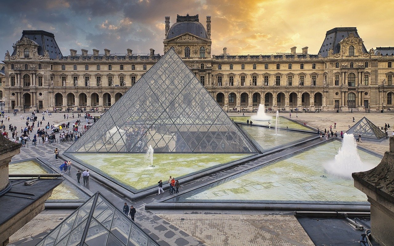 Museu do Louvre - Imagem de ian kelsall por Pixabay